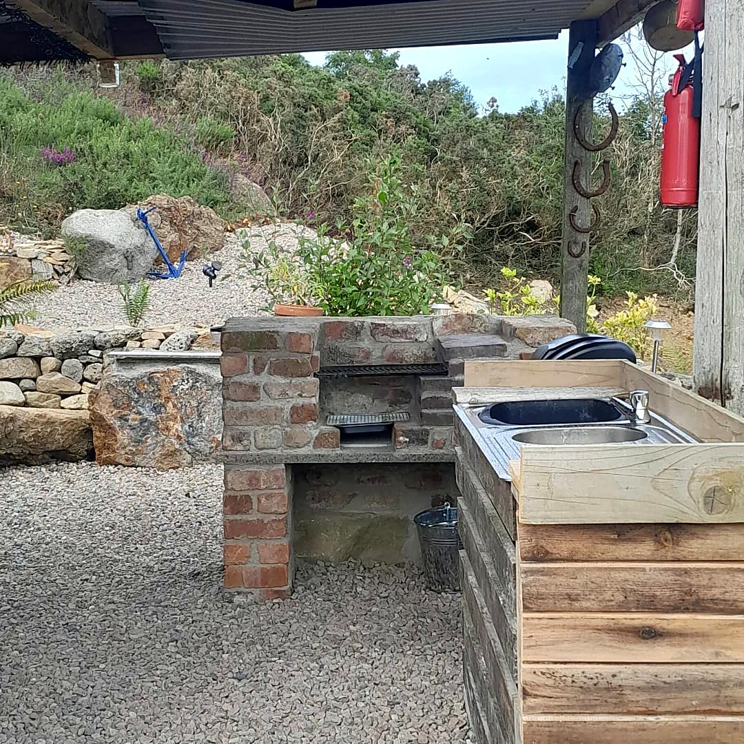 Brick barbecue and sink in Fairy Hill's outdoor kitchen